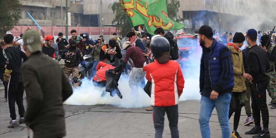 Irak'ta hükümet karşıtı göstericiler müdahalelere rağmen meydanları boşaltmıyor