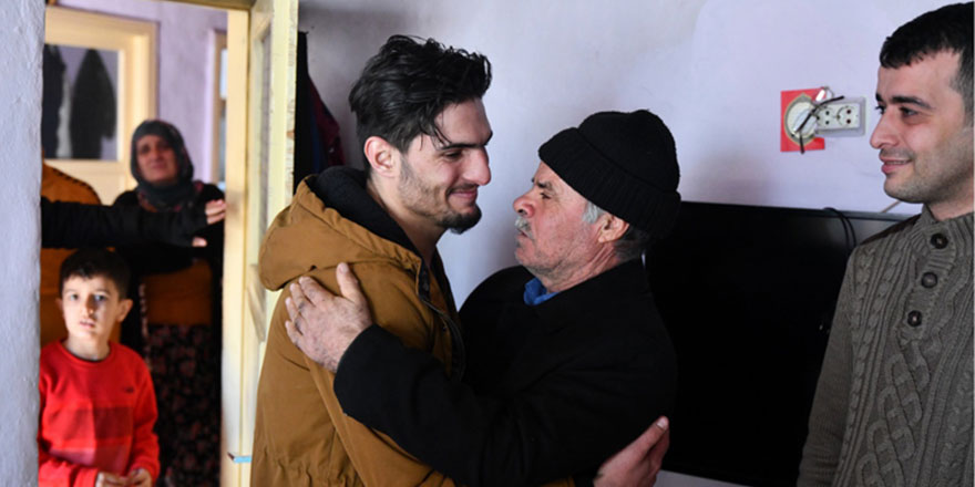Depremin kahramanlarından Suriyeli Mahmud depremzede ile buluştu