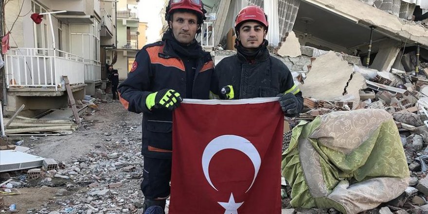 Türk bayrağını enkaz altında bırakmadılar