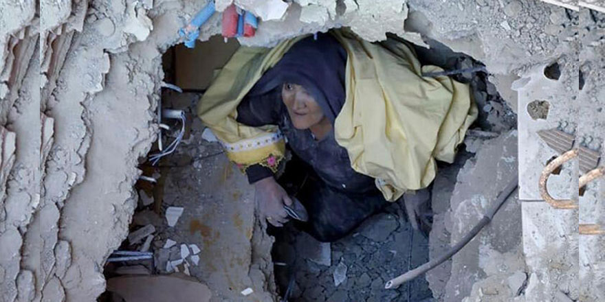 Enkazdan çıkarken önce başörtüsü istedi