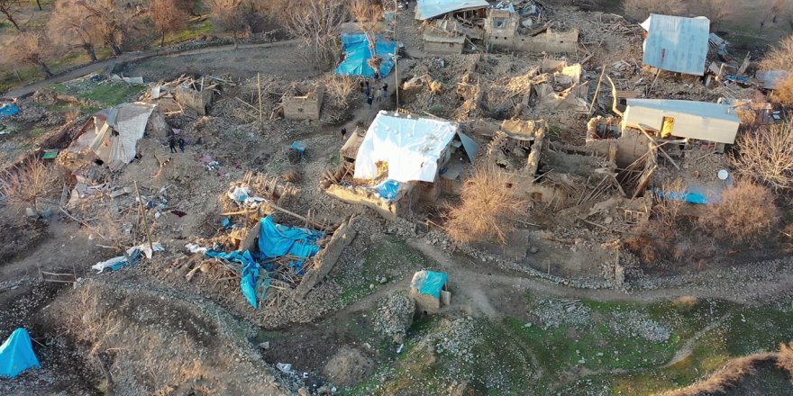 Elâzığ'da 6,8’lik depremde yıkılan köy havadan görüntülendi