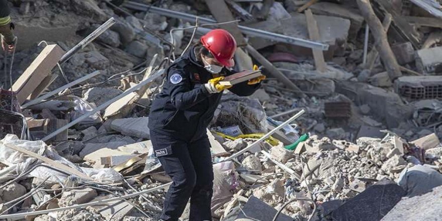 Enkazda bulduğu Kur'anı taşırken attığı her adıma dikkat etti!