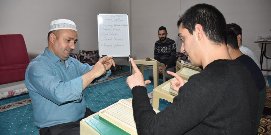 İşaret diliyle Kur'an-ı Kerim'i hatmedip umre ödülü kazandılar