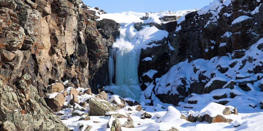 Ağrı'daki Toklu Şelalesi dondu