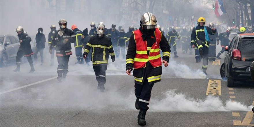 Paris'te itfaiyeciler çalışma koşullarını protesto etti