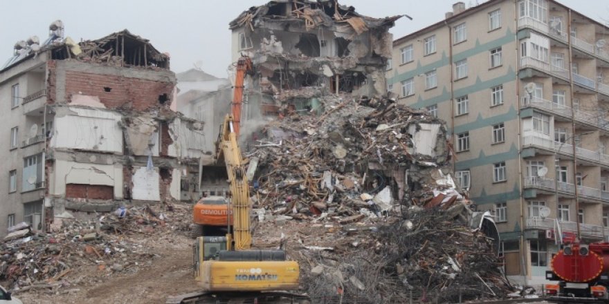 Depremde ağır hasar gören binaların yıkımı devam ediyor