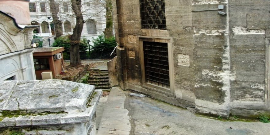 Duman altında kalan tarihi Nuruosmaniye Cami duvarındaki is havadan görüntülendi