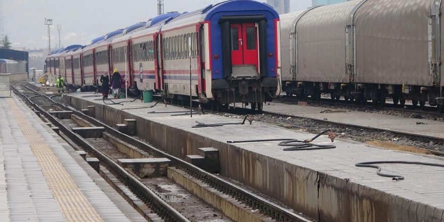 Evleri hasar gören depremzedeler vagonlarda kalıyor