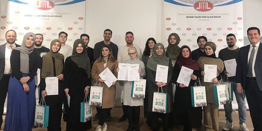 Köln'ün sembolleri arasına giren camiyi tanıtacak 22 rehber sertifika aldı