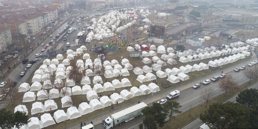 Depremzedeler çadır kentte yaşama tutunmaya çalışıyor