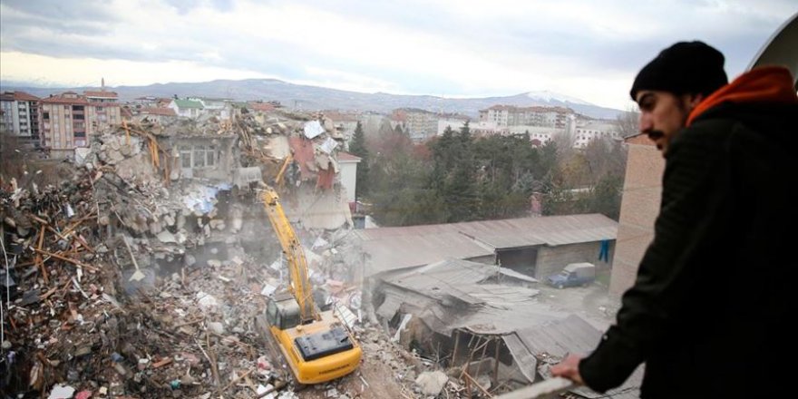 Elazığ'da ağır hasarlı 72 bina yıkılacak
