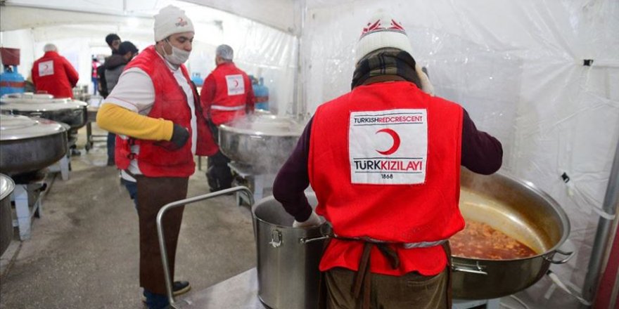 Türk Kızılayı, depremzedelere 68 noktada gıda dağıtıyor