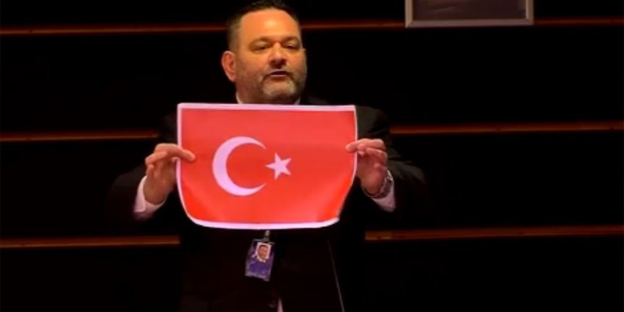 Türk bayrağını yırtan Yunan vekil hakkında soruşturma başlatıldı