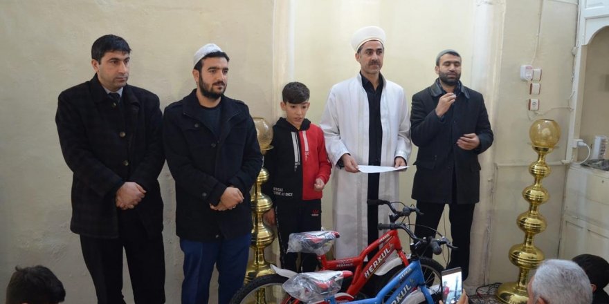 Tatilde camiye düzenli giden çocuklar ödüllendirildi