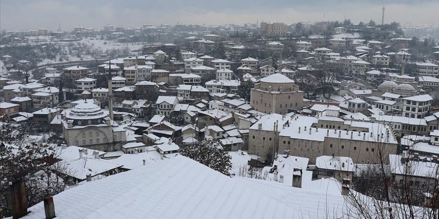 Tarihi Safranbolu konakları beyaza büründü