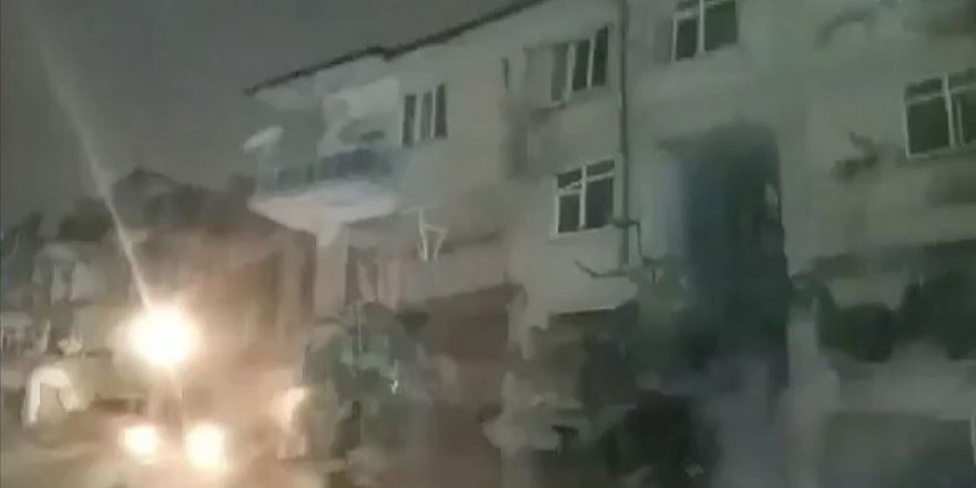 Elazığ'da depremde ağır hasar gören binanın çökme anı kameraya yansıdı