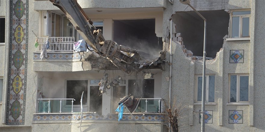 Malatya'da hasarlı binalar yıkılıyor