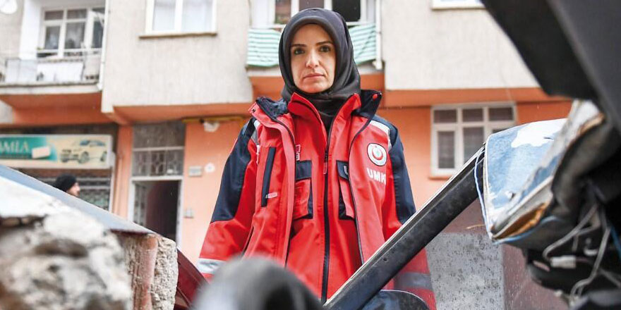 Enkazdan çıkan kadınlar için başörtü hazırlamıştım