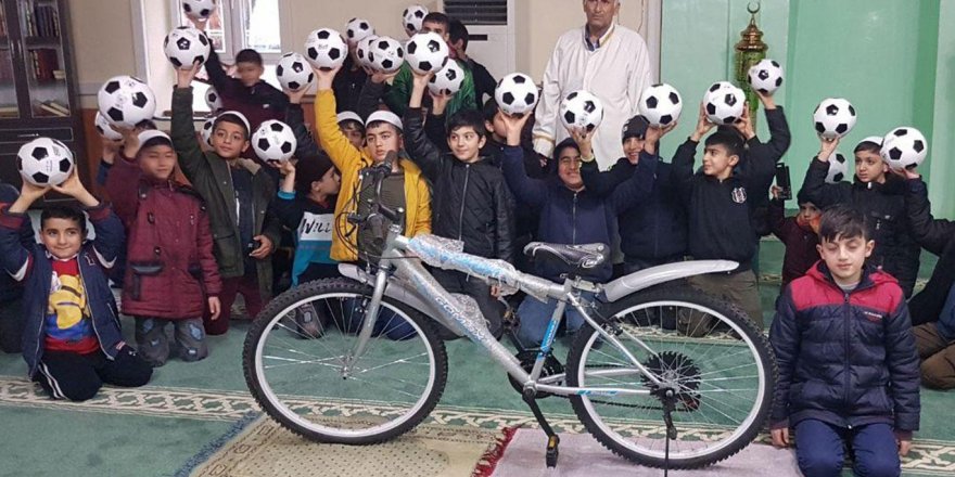 'Namazla Buluşuyoruz' projesine katılan çocuklara ödüller dağıtıldı