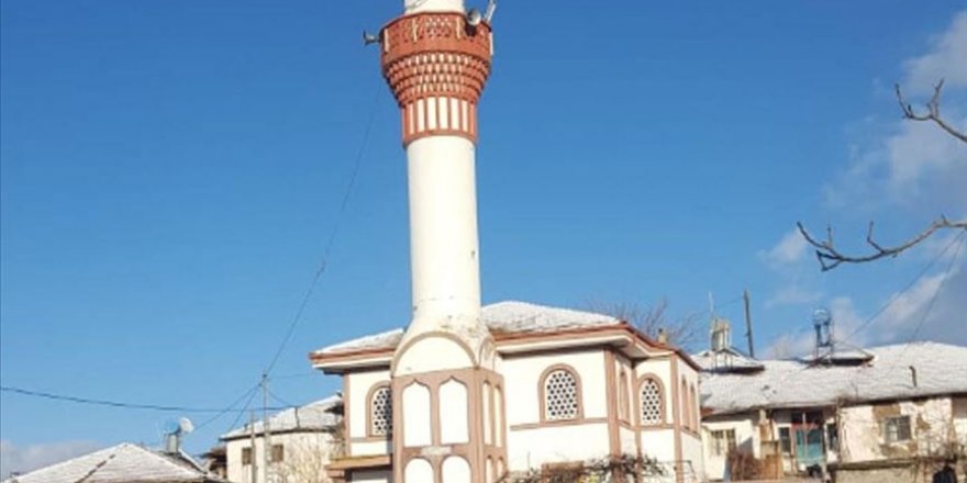 Malatya'da ağır hasarlı caminin minaresi yıkıldı