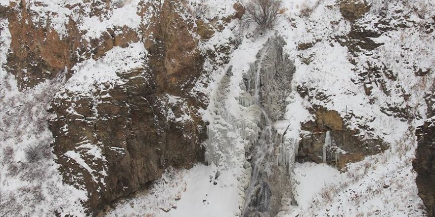 Susuz Şelalesi dondu