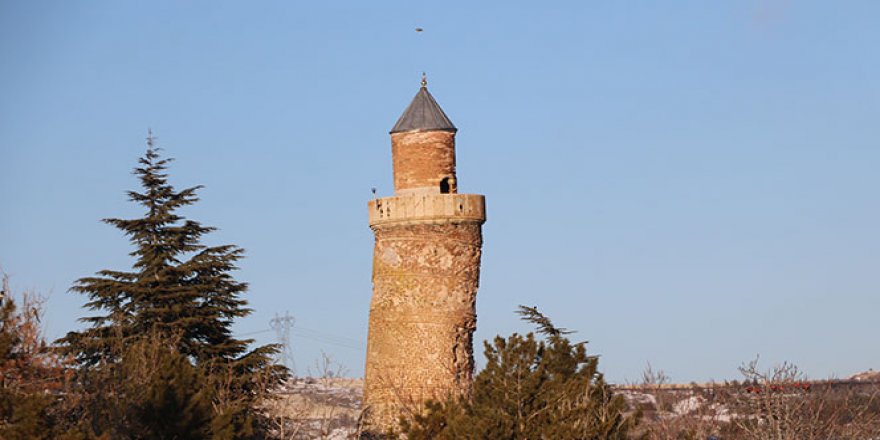 Pisa kulesinden daha eğik olan minare, depremden etkilenmedi