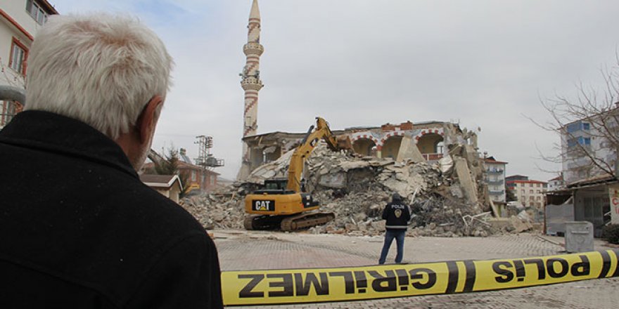 Depremde ağır hasar alan cami böyle çöktü