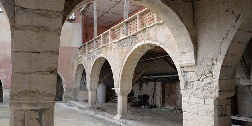 Depremin vurduğu Elazığ'da 708 yıllık konak, sapasağlam ayakta kaldı