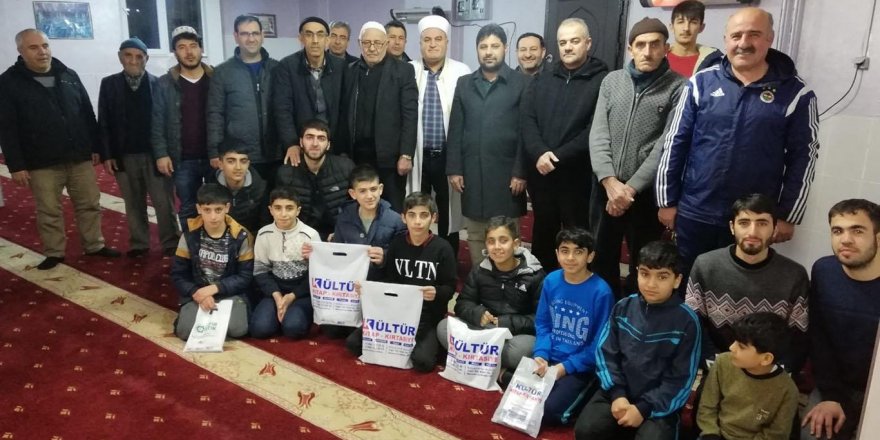 Tatilde düzenli camiye giden çocuklara ödül verildi