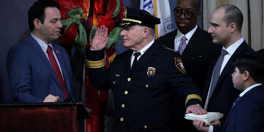 ABD’de emniyet müdürlüğüne atanan Türk Kur'an'a el basarak yemin etti