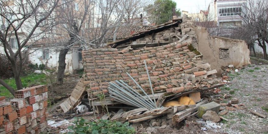Manisa'da 4,8 büyüklüğündeki deprem sonrası hasar tespiti yapıldı