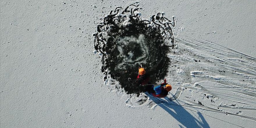 Buz tutan Porsuk Çayı'nda 'kurtarma' tatbikatı