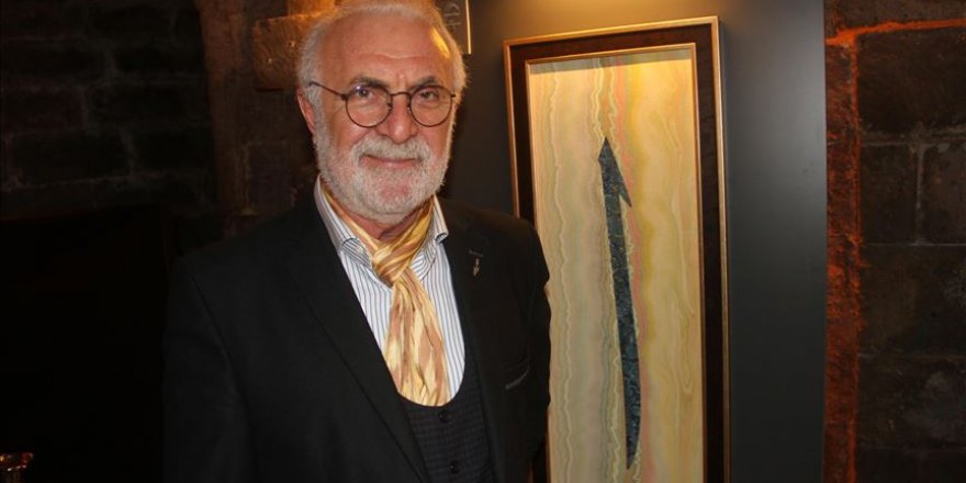 Ömrünü ebru sanatına adadı