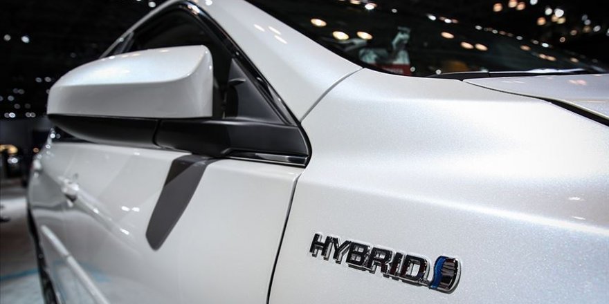 İngiltere'de hibrit dahil fosil yakıtla çalışan araçların satış yasağı 2035'e çekildi