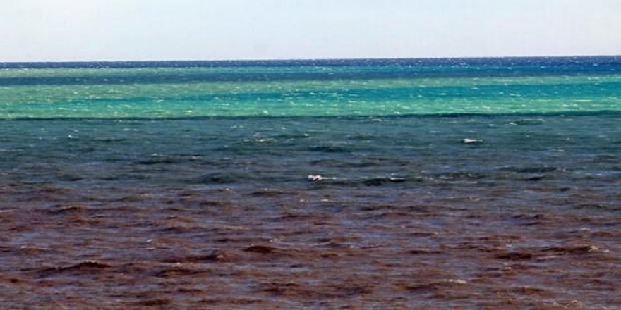 Fırtına, Antalya Körfezi'ni 3 ayrı renge bürüdü