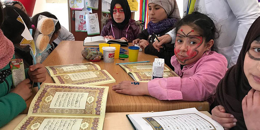 Depremzede çocukların gönüllerine Kur'an ile dokunuyorlar