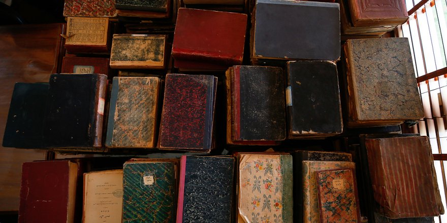 İzmir'de türbe sanılan mekandan asırlık kitaplar çıktı