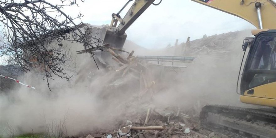 Malatya'da ağır hasarlı evler kontrollü yıkıldı