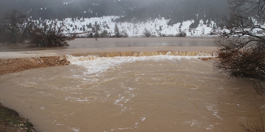 Yağışlar ve eriyen kar suları, ekili arazileri sular altında bıraktı