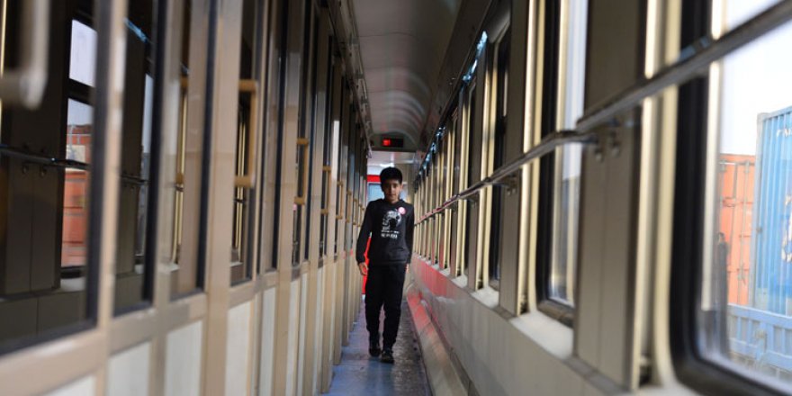 Elazığlı depremzedeler vagonlarda hayata tutunuyor