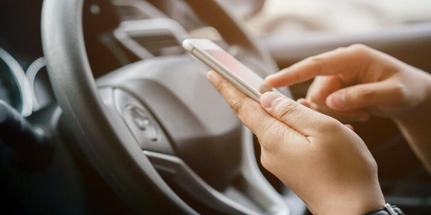 Resmi araçta cep telefonuyla konuşup sigara içen polise soruşturma