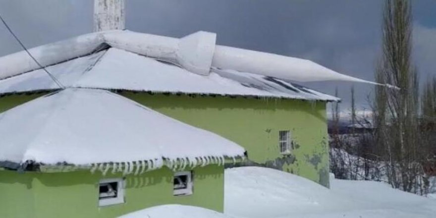 Fırtına nedeniyle demir minare caminin üzerine düştü!