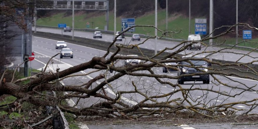 İngiltere'de Ciara fırtınası yaşamı olumsuz etkiliyor