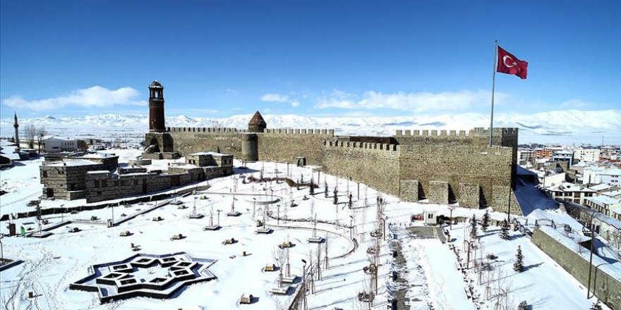 Erzurum'un tarihi mekanları kışın ayrı bir güzel