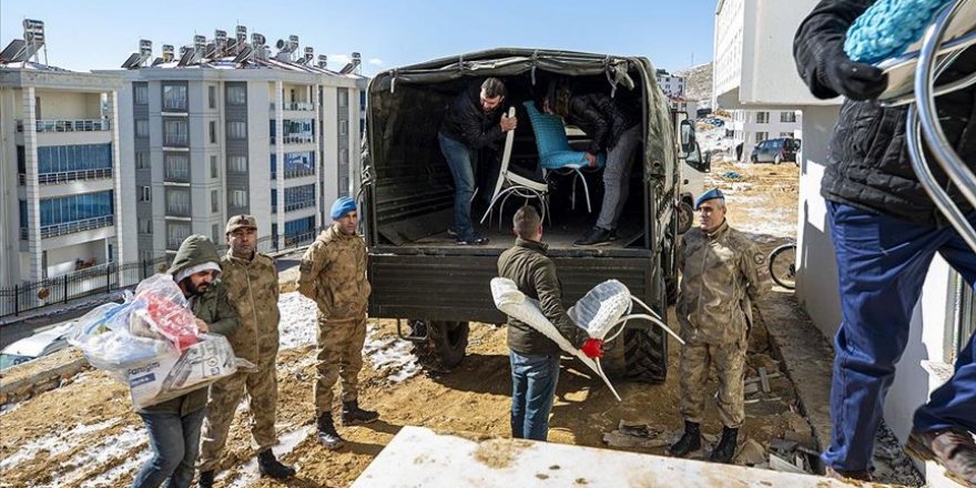 Elazığ'da depremzedelerin ev eşyaları jandarma araçlarıyla taşınıyor