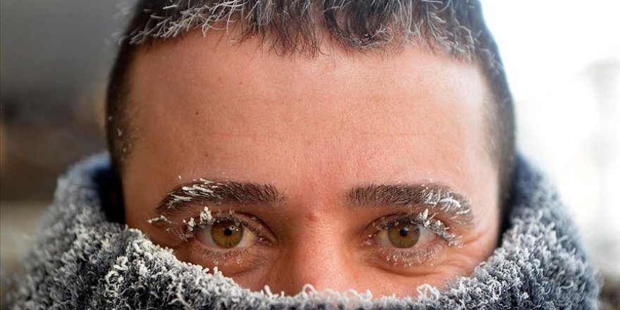 Ardahan'daki soğuk havada kaş ve kirpikler dondu