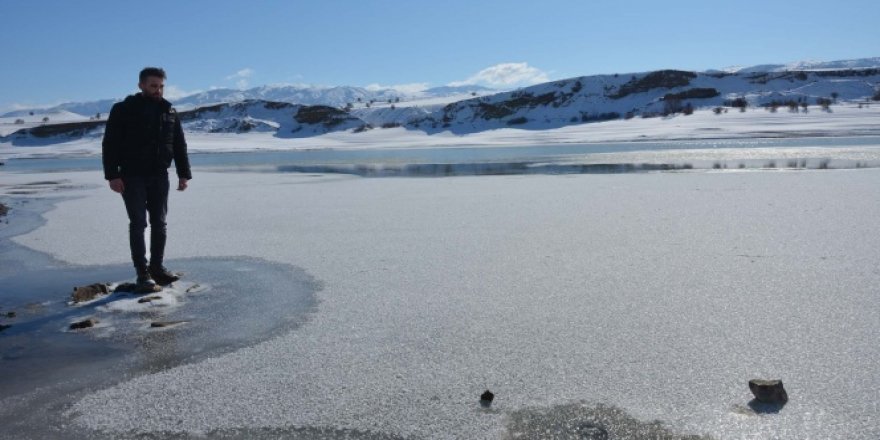 Kılıçkaya baraj gölü kısmen buz tuttu