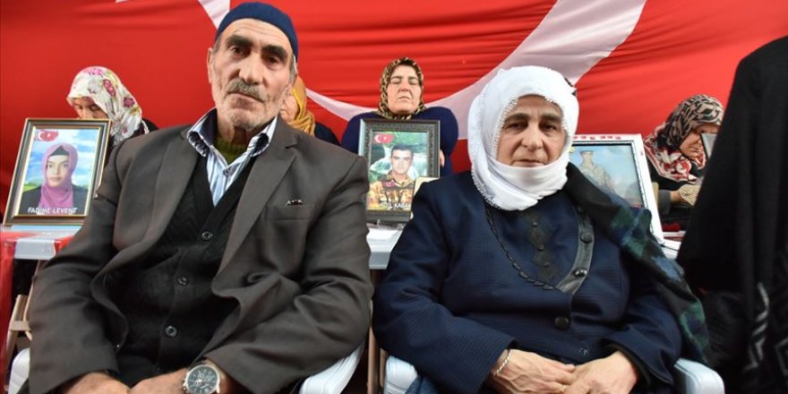 HDP önünde eylem yapan bir aile daha evladını terörün pençesinden kurtardı