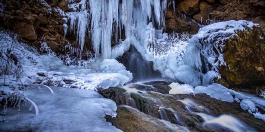 Sıcaklık -15 derece! Şelale dondu