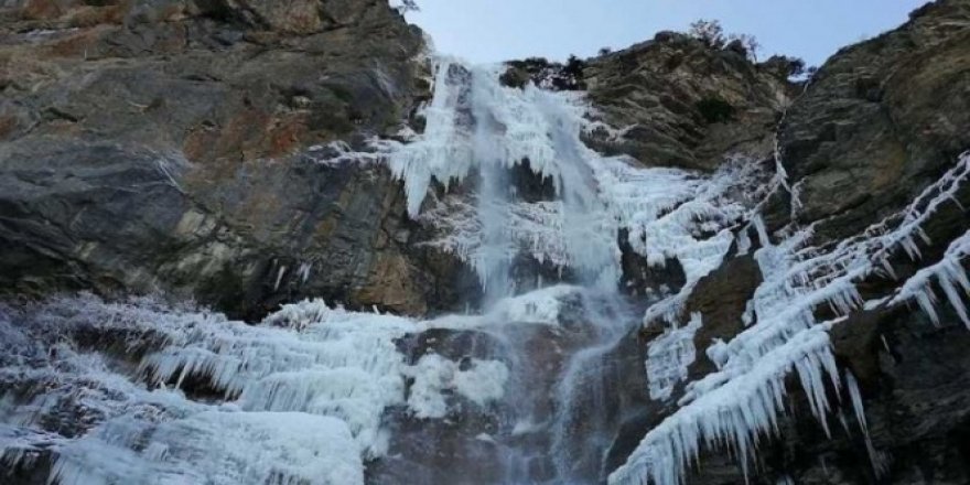 Kırım'daki Uçan Su Şelalesi ilk kez dondu